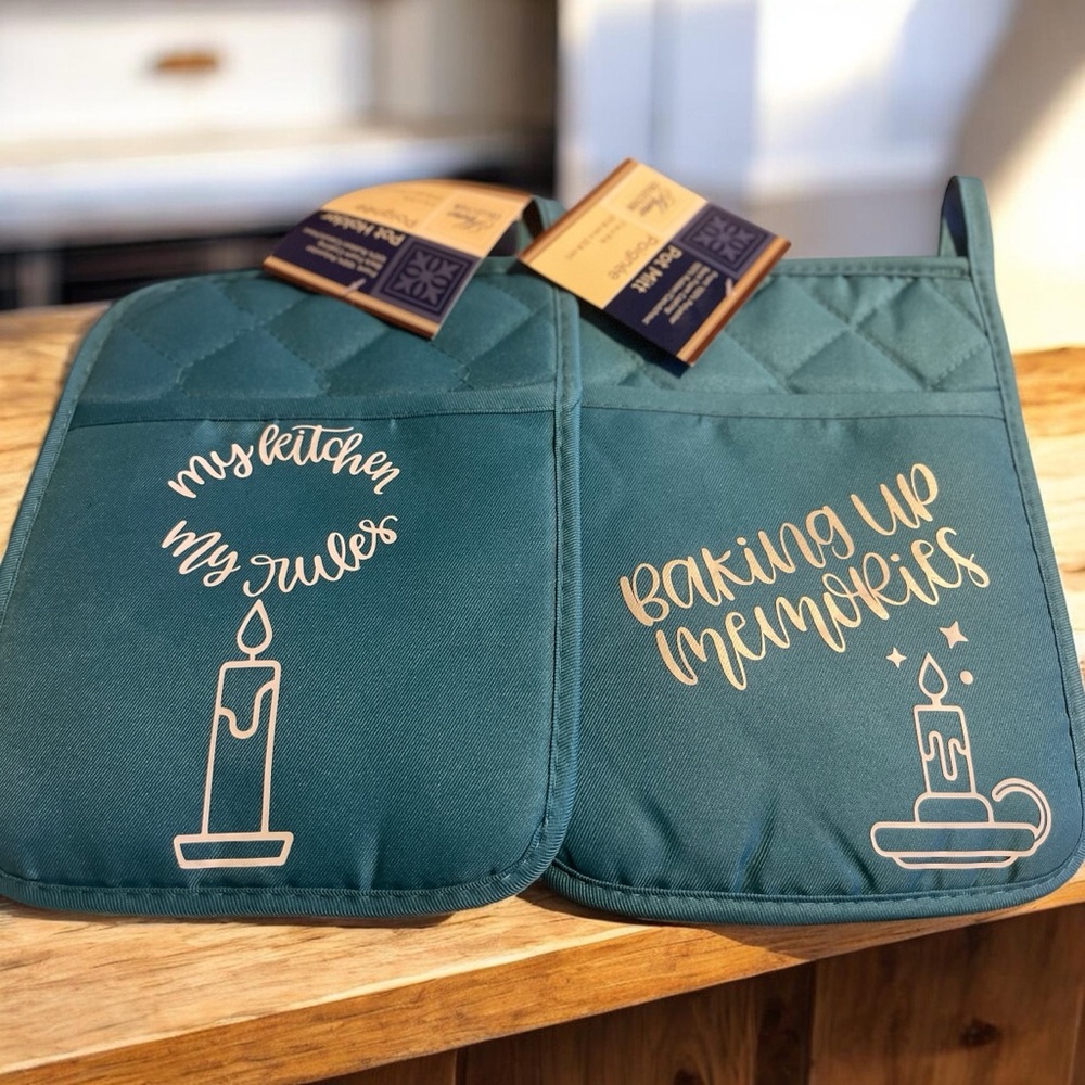 Home Collection Blue & White Inspirational Pot Holders. Set of 2 with pockets